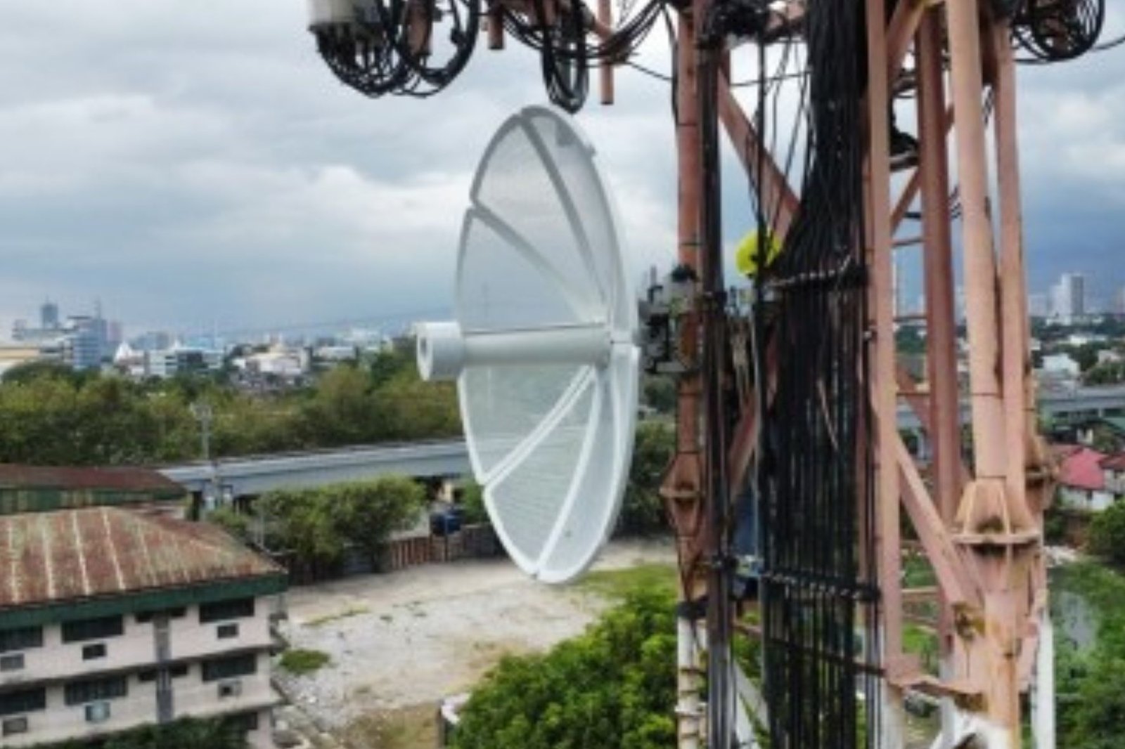 PLDT-Smart Tests Robotic Arm Technology in Cell Towers to Improve Network Coverage